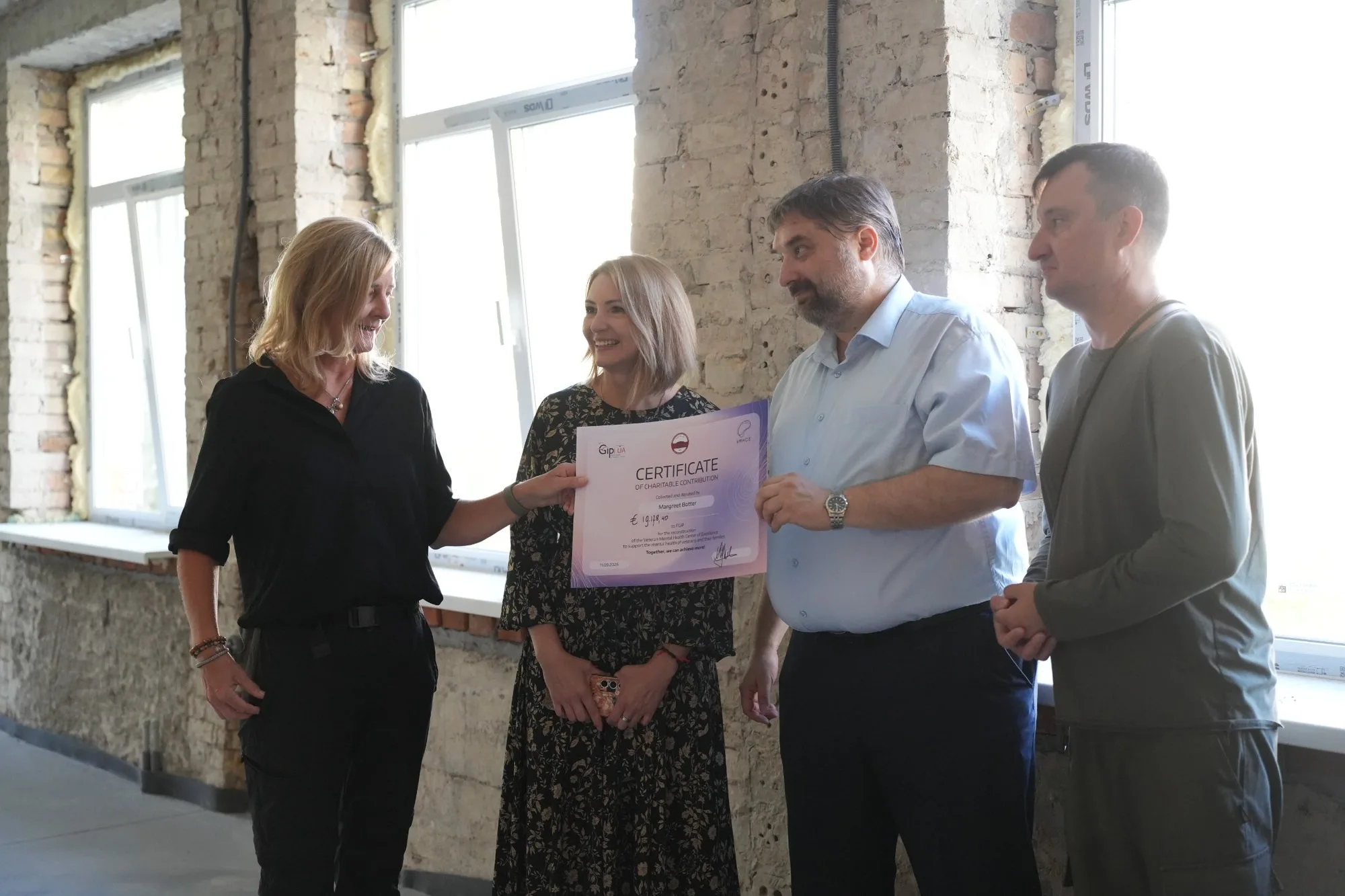 Вручення сертифіката благодійного внеску на підтримку реконструкції VMHCE