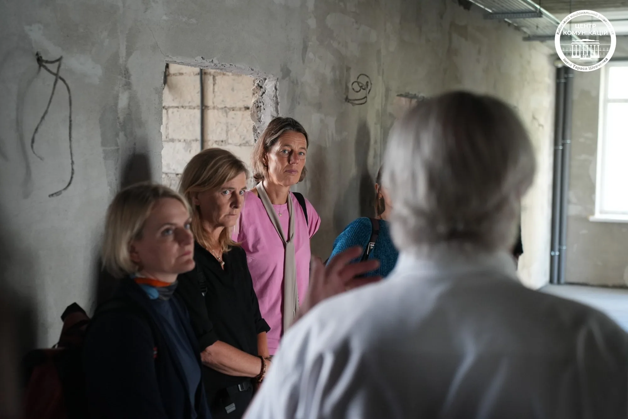 Члени Наглядової ради VMHCE та партнери проєкту під час візиту до Центру